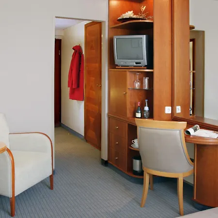 מלון Western Centre 4*